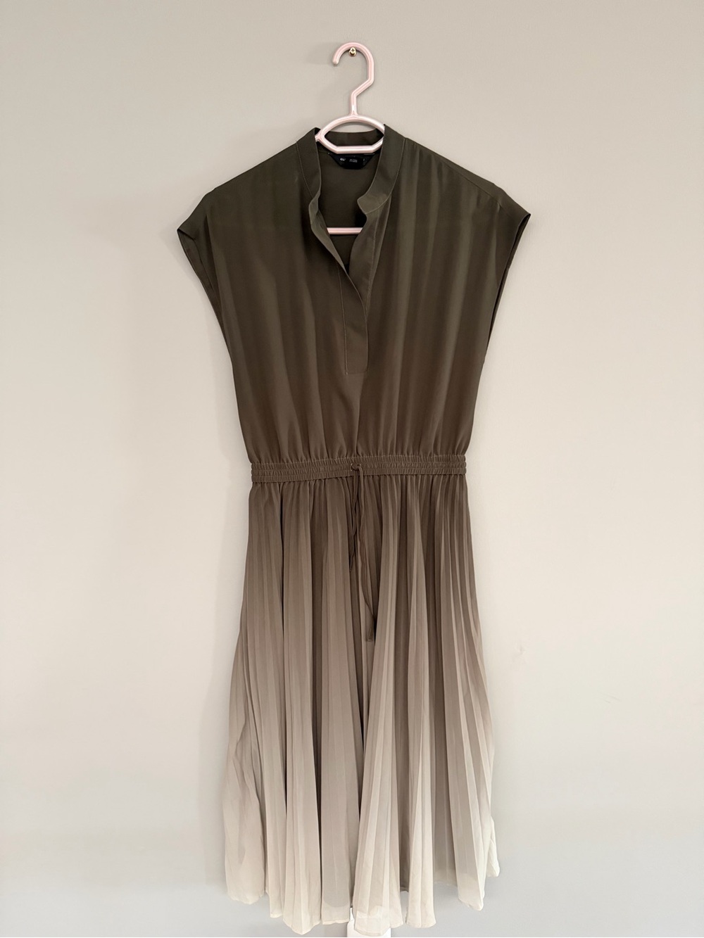 Club Monaco Olive to Cream Ombre Pleated Midi Dress fits bigger like size 2